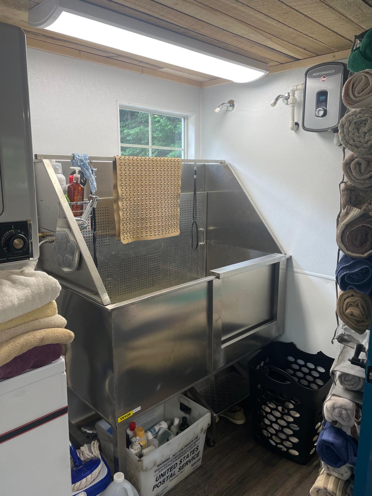 Professional dog grooming bath tub